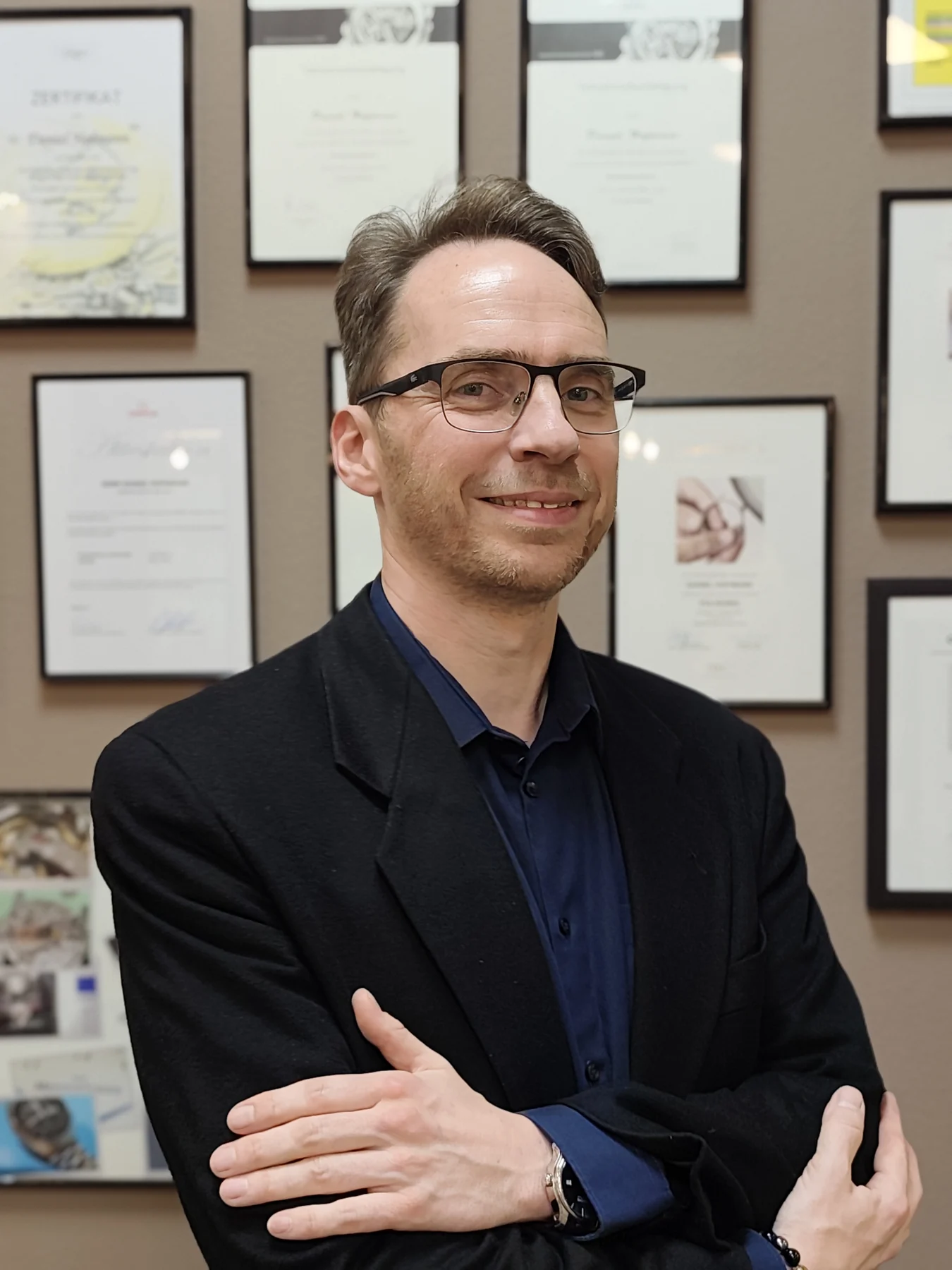 Daniel Hofmann vor Zertifikaten und Qualifikationsnachweisen
