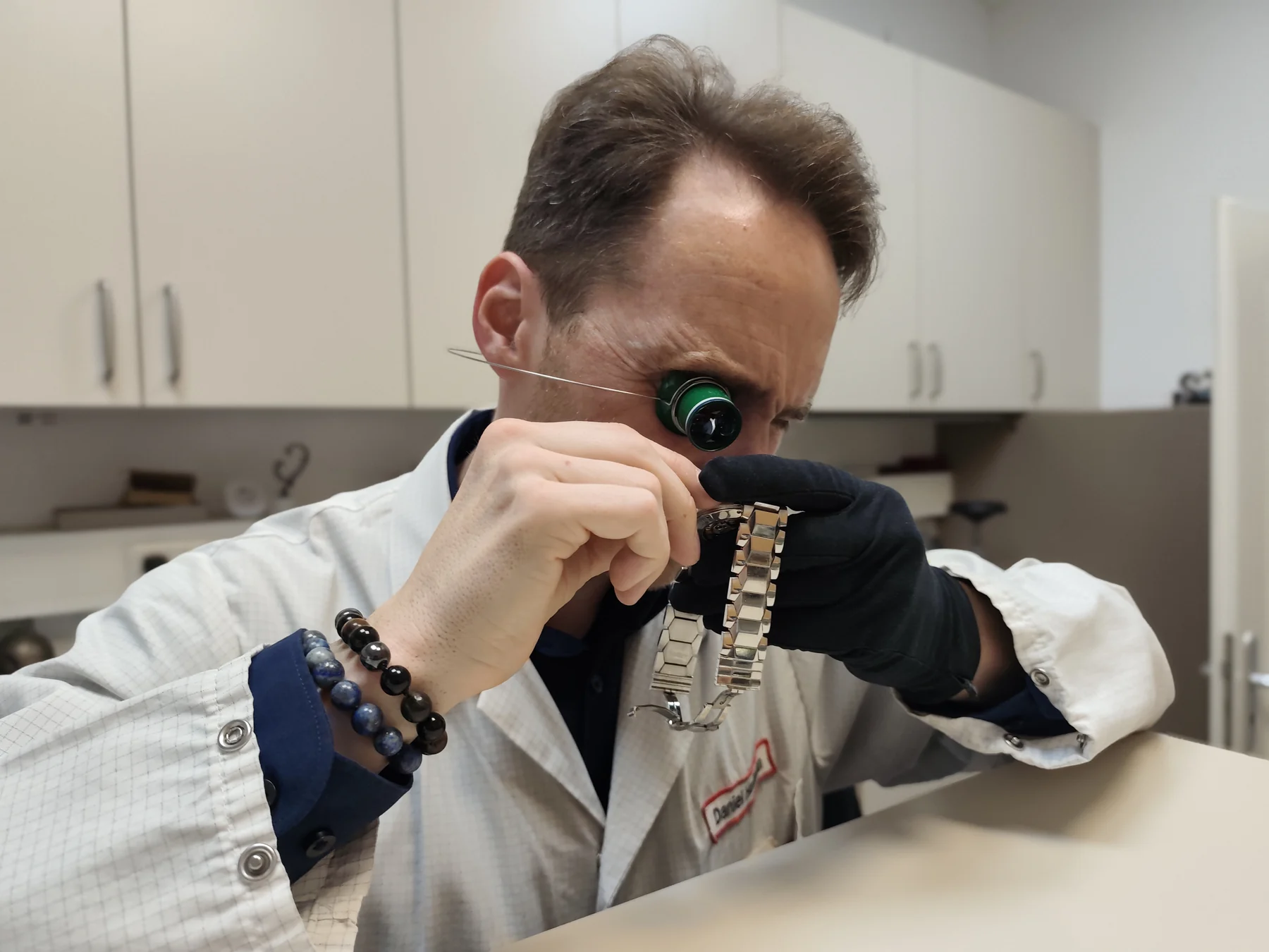 Daniel Hofmann bei der Begutachtung einer hochwertigen Armbanduhr